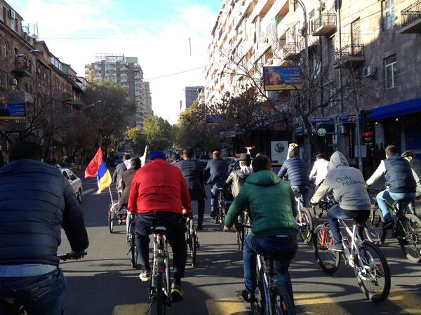 Велосипедное шествие в галстуках на улицах Еревана  - Sputnik Արմենիա