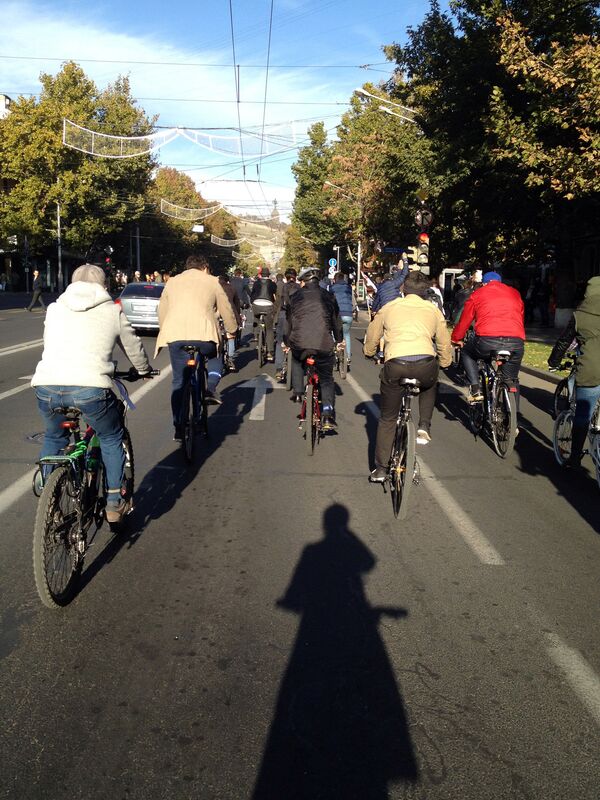 Велосипедное шествие в галстуках на улицах Еревана Велосипедное шествие в галстуках на улицах Еревана - Sputnik Армения