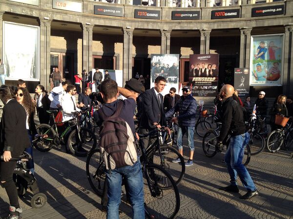 Велосипедное шествие в галстуках на улицах Еревана  - Sputnik Արմենիա