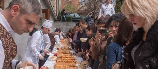 В центре Еревана приготивили самую длинную в мире гату - Sputnik Արմենիա