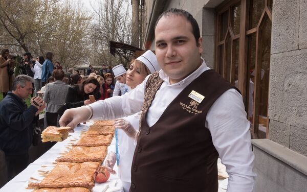 Ամենաերկար գաթան թխեցին Երևանում - Sputnik Արմենիա