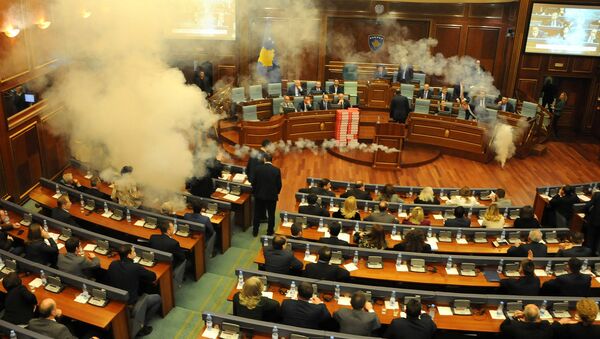 Оппозиционные депутаты распылили слезоточивый газ на заседании парламента Косово - Sputnik Армения