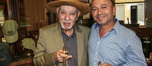 Аво Увезян (слева) - Sputnik Армения