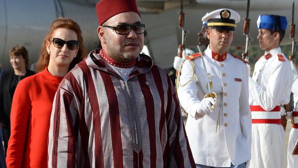 Король Марокко Мухаммед VI и его жена принцесса Лалла Сальма на проводах короля Испании Фелипе VI и королевы Испании Летиции (15 июля 2014). Рабат, Марокко - Sputnik Արմենիա