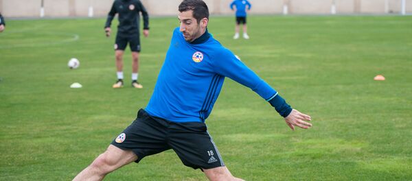 Капитан сборной Армении по футболу Генрих Мхитарян на тренировке перед матчем со сборной Эстонии (22 марта 2018). Ереван - Sputnik Արմենիա