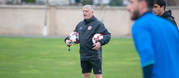 Тренер сборной Армении по футболу Размик Григорян на тренировке перед матчем со сборной Эстонии (22 марта 2018). Ереван Тренер сборной Армении по футболу Размик Григорян на тренировке перед матчем со сборной Эстонии (22 марта 2018). Ереван - Sputnik Արմենիա