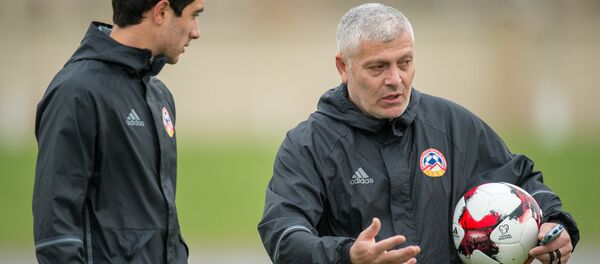 Полузащитник сборной Армении по футболу Эрик Григорян и ассистент главного тренера Размик Григорян на тренировке перед матчем со сборной Эстонии (22 марта 2018). Ереван - Sputnik Армения