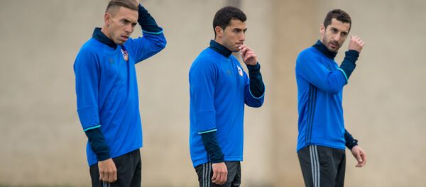 Полузащитники Генрих Мхитарян, Артем Симонян и нападающий Норберто Бриаско на тренировке сборной Армении по футболу перед матчем со сборной Эстонии (22 марта 2018). Ереван - Sputnik Армения