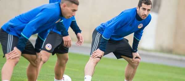 Капитан сборной Армении по футболу Генрих Мхитарян и нападающий Норберто Бриаско на тренировке перед матчем со сборной Эстонии (22 марта 2018). Ереван Капитан сборной Армении по футболу Генрих Мхитарян и нападающий Норберто Бриаско на тренировке перед матчем со сборной Эстонии (22 марта 2018). Ереван - Sputnik Արմենիա