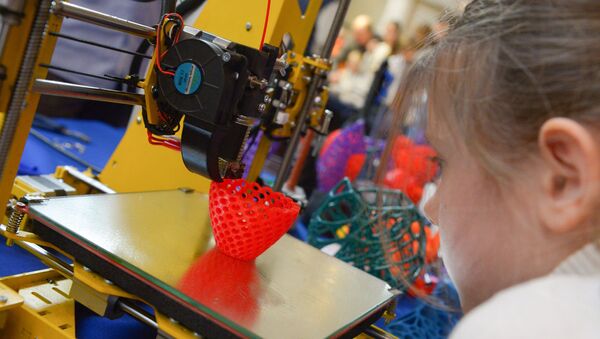 Девочка смотрит, как работет 3D-принтер. Архивное фото. - Sputnik Армения