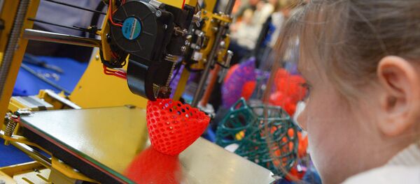Девочка смотрит, как работет 3D-принтер. Архивное фото. - Sputnik Армения