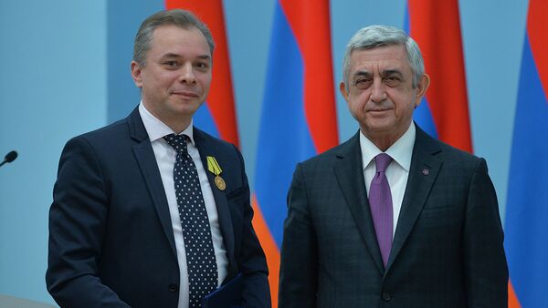 Президент Армении Серж Саргсян и руководитель Sputnik Армения Дмитрий Писаренко - Sputnik Армения