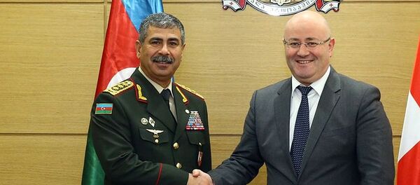 Министр обороны Грузии Леван Изория со своим азербайджанским коллегой Закиром Гасановым - Sputnik Армения