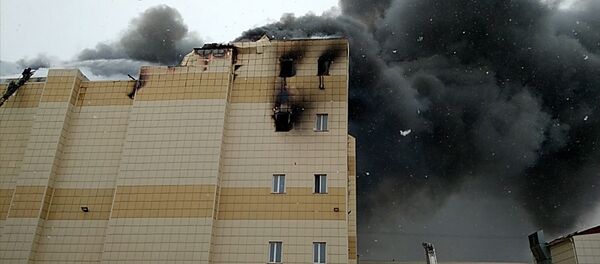 Торговый центр горит в Кемерово. Кадры с места ЧП - Sputnik Արմենիա