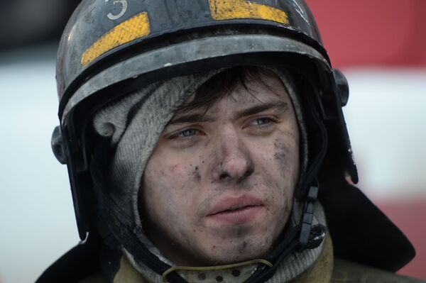 Сотрудник пожарной охраны МЧС во время тушения пожара в торговом центре Зимняя вишня в Кемерово - Sputnik Армения