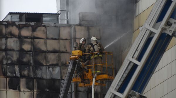 Сотрудники пожарной охраны МЧС во время тушения пожара в торговом центре «Зимняя вишня» в Кемерово - Sputnik Արմենիա