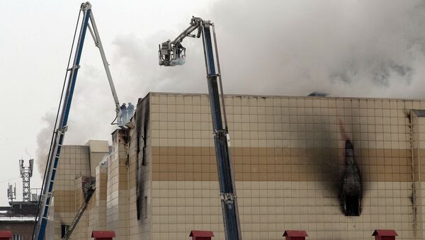 Сотрудники пожарной охраны МЧС борются с пожаром в торговом центре «Зимняя вишня» в Кемерово - Sputnik Армения