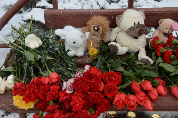 Цветы, свечи и мягкие игрушки возле здания торгового центра Зимняя вишня в Кемерово, где произошел пожар. - Sputnik Армения