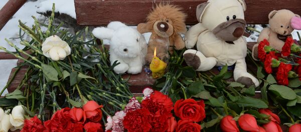 Цветы, свечи и мягкие игрушки возле здания торгового центра «Зимняя вишня» в Кемерово, где произошел пожар Цветы, свечи и мягкие игрушки возле здания торгового центра «Зимняя вишня» в Кемерово, где произошел пожар - Sputnik Արմենիա