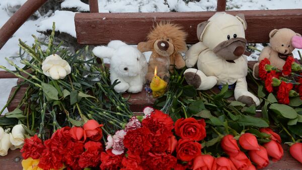 Цветы, свечи и мягкие игрушки возле здания торгового центра «Зимняя вишня» в Кемерово, где произошел пожар - Sputnik Армения
