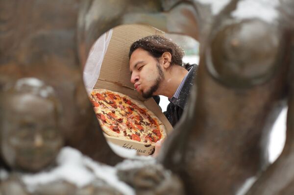 22-летний житель Томска женился на пицце - Sputnik Армения