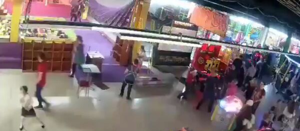Момент начала пожара в ТЦ Белая вишня в Кемерово попал на видео - Sputnik Армения
