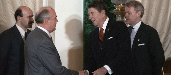 Генеральный секретарь ЦК КПСС Михаил Горбачев и президент США Рональд Рейган - Sputnik Армения