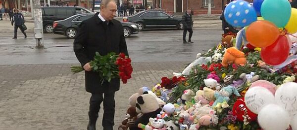 Путин возложил цветы на месте трагедии в Кемерово Путин возложил цветы на месте трагедии в Кемерово - Sputnik Արմենիա