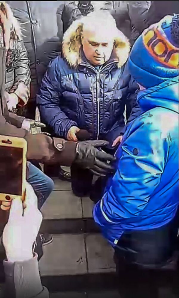 Вице-губернатор Кемеровской области Сергей Цивилев на коленях попросил у кемеровчан прощения за Зимнюю вишню Вице-губернатор Кемеровской области Сергей Цивилев на коленях попросил у кемеровчан прощения за Зимнюю вишню - Sputnik Արմենիա