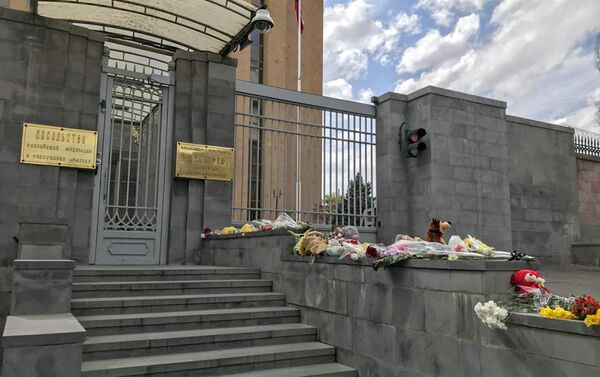 Երևանում Ռուսաստանի դեսպանատան մոտ - Sputnik Արմենիա