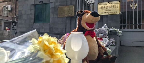 Цветы и игрушки у Посольства РФ в Армении Цветы и игрушки у Посольства РФ в Армении - Sputnik Армения