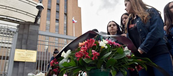 Цветы и игрушки у Посольства РФ в Армении Цветы и игрушки у Посольства РФ в Армении - Sputnik Արմենիա