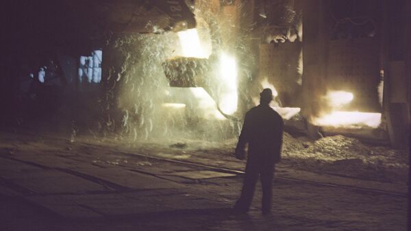 Заливка чугуна в мартеновскую печь на металлургическом заводе. - Sputnik Армения