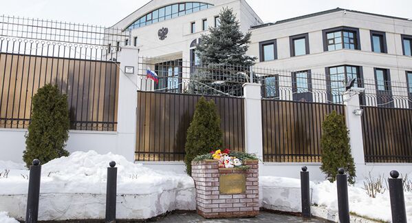 Цветы у Посольства РФ в Кишиневе - Sputnik Армения
