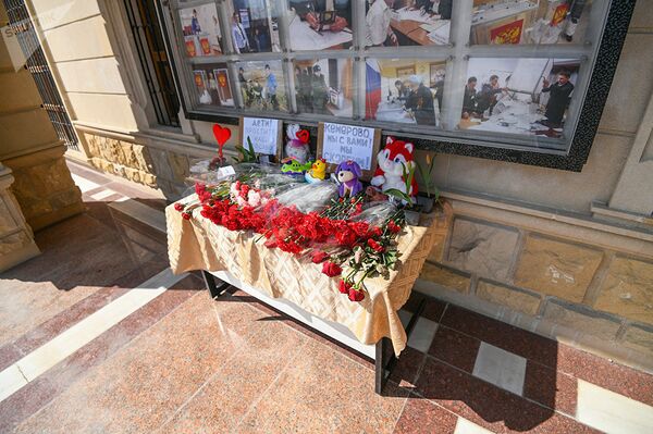 Цветы у стен посольства РФ в Азербайджане в память по погибшим в Кемерово - Sputnik Армения