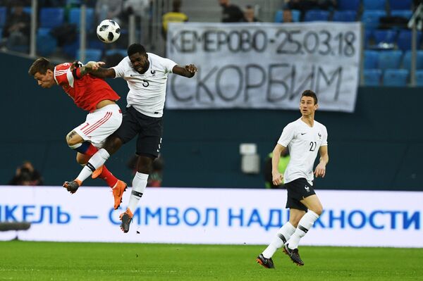 Федор Смолов (Россия), Самуэль Юмтити (Франция) и Лоран Косельни (Франция) в товарищеском футбольном матче между сборными России и Франции. - Sputnik Армения