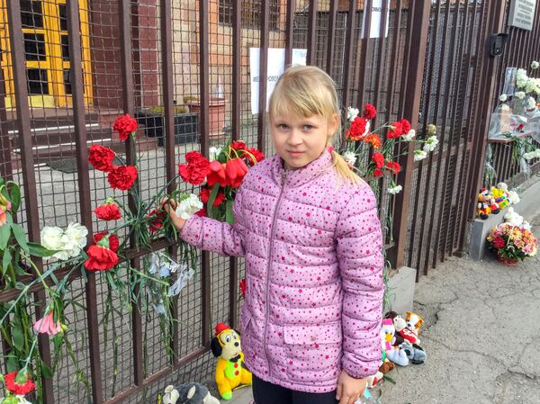 Девятилетняя Оля около Генерального консульства РФ в Гюмри Девятилетняя Оля около Генерального консульства РФ в Гюмри - Sputnik Արմենիա