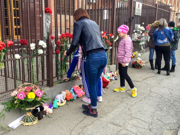 Цветы и игрушки у Генерального консульства РФ в Гюмри - Sputnik Армения