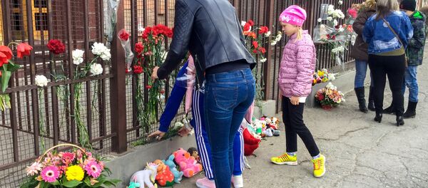 Цветы и игрушки у Генерального консульства РФ в Гюмри Цветы и игрушки у Генерального консульства РФ в Гюмри - Sputnik Արմենիա