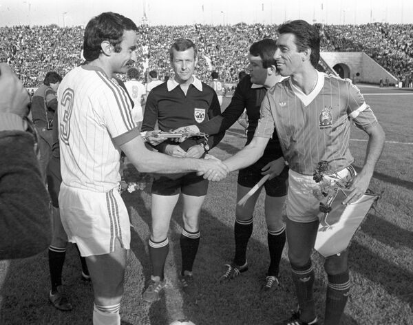 Капитан сборной СССР Александр Чивадзе жмет руку капитану сборной Мексики Томасу Бою перед товарищеской встречей – 1984 год Капитан сборной СССР Александр Чивадзе жмет руку капитану сборной Мексики Томасу Бою перед товарищеской встречей – 1984 год - Sputnik Армения