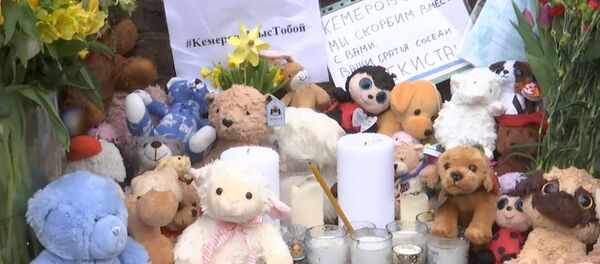 У посольства России в Лондоне люди скорбят по погибшим в Кемерове - Sputnik Армения