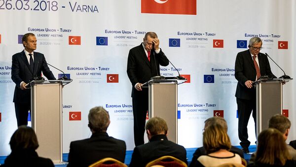 Президент ЕС Дональд Туск, президент Турции Реджеп Тайип Эрдоган и глава Европейской Комиссии Жан-Клод Юнкер на совместной пресс-конференции саммита ЕС - Турция (26 марта 2018). Варна, Болгария - Sputnik Արմենիա