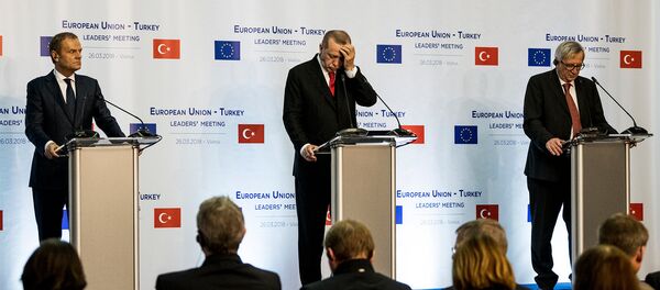 Президент ЕС Дональд Туск, президент Турции Реджеп Тайип Эрдоган и глава Европейской Комиссии Жан-Клод Юнкер на совместной пресс-конференции саммита ЕС - Турция (26 марта 2018). Варна, Болгария - Sputnik Արմենիա