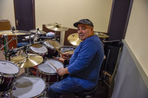 Барабанщик первой хеви-метал группы Советской Армении Аспарез Давид Оганджанян  - Sputnik Արմենիա