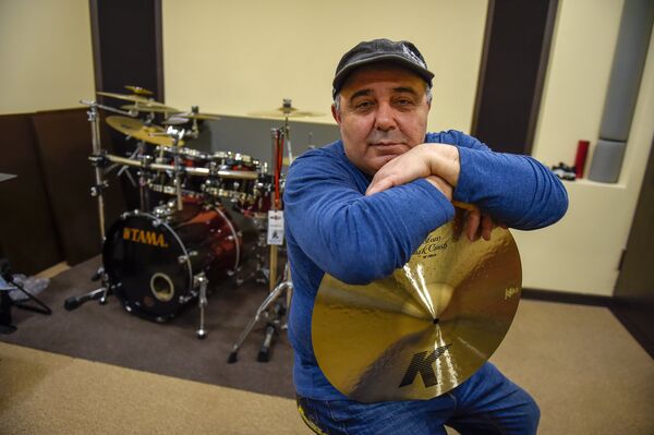 Барабанщик первой хеви-метал группы Советской Армении Аспарез Давид Оганджанян  - Sputnik Արմենիա