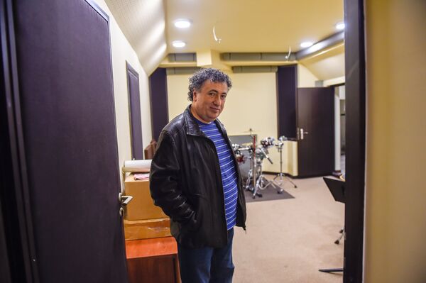 Гитарист первой хеви-метал рок-группы Советской Армении Аспарез Армен Тороян - Sputnik Արմենիա