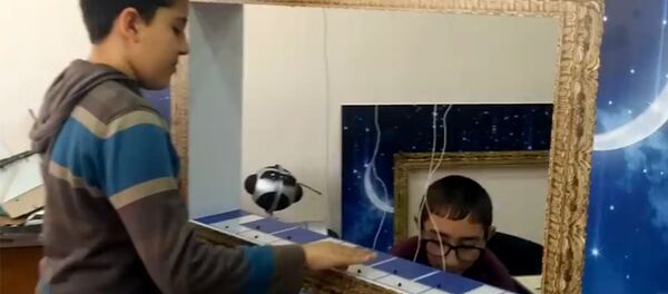 Школьники  инженерного кружка Армат из  города Веди играют на своем пианино без клавиш - Sputnik Արմենիա