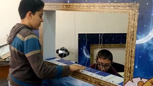 Школьники  инженерного кружка Армат из  города Веди играют на своем пианино без клавиш - Sputnik Армения