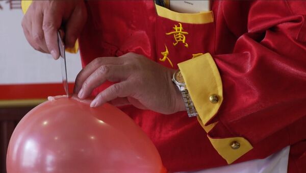 Китайский шеф-повар разделывает мясо на воздушном шарике с завязанными глазами - Sputnik Արմենիա