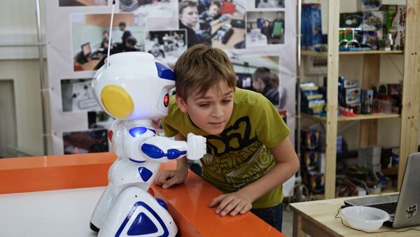 Мальчик на выставке роботов - Sputnik Армения